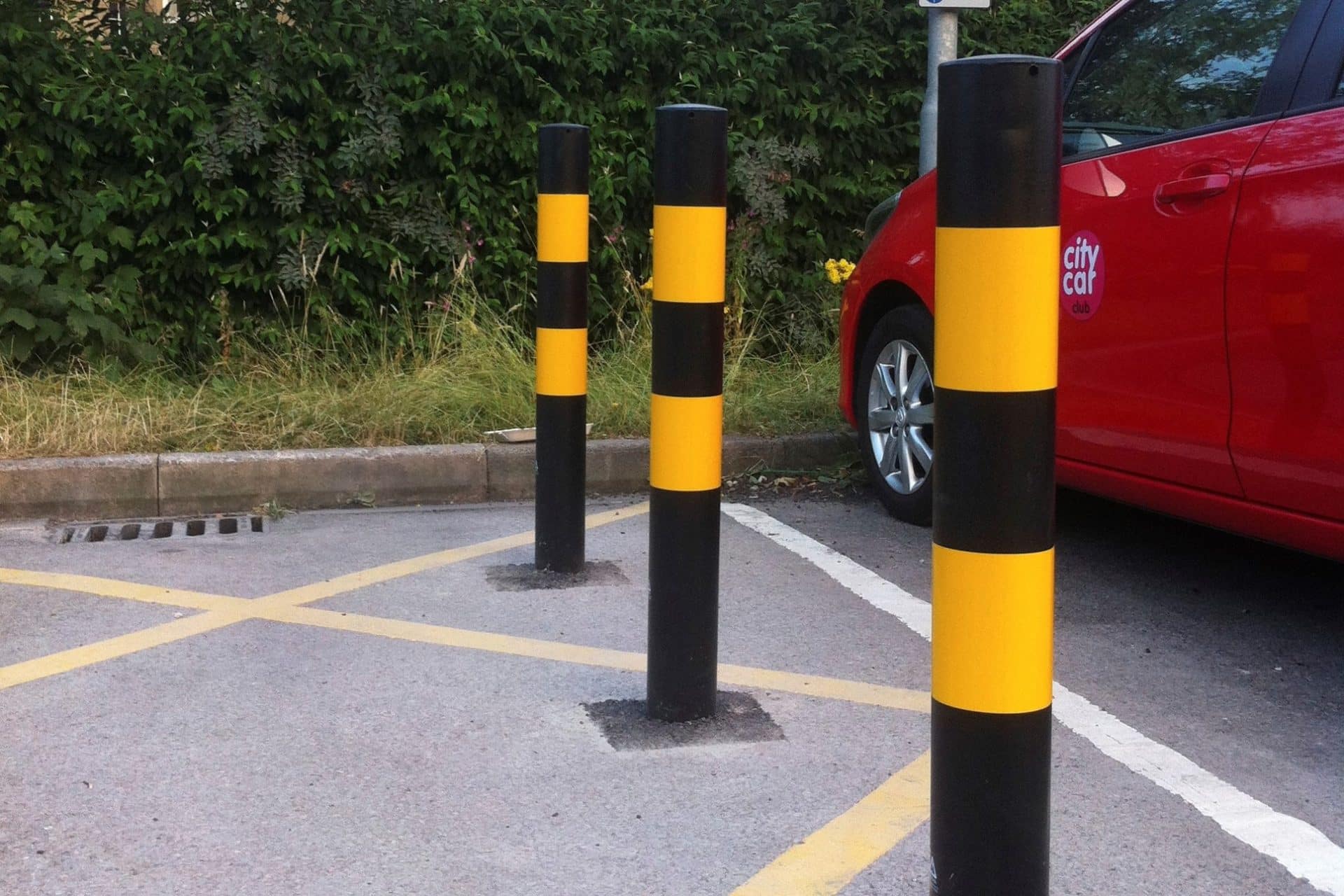 Black Yellow Galvanised Mild Steel Bollards