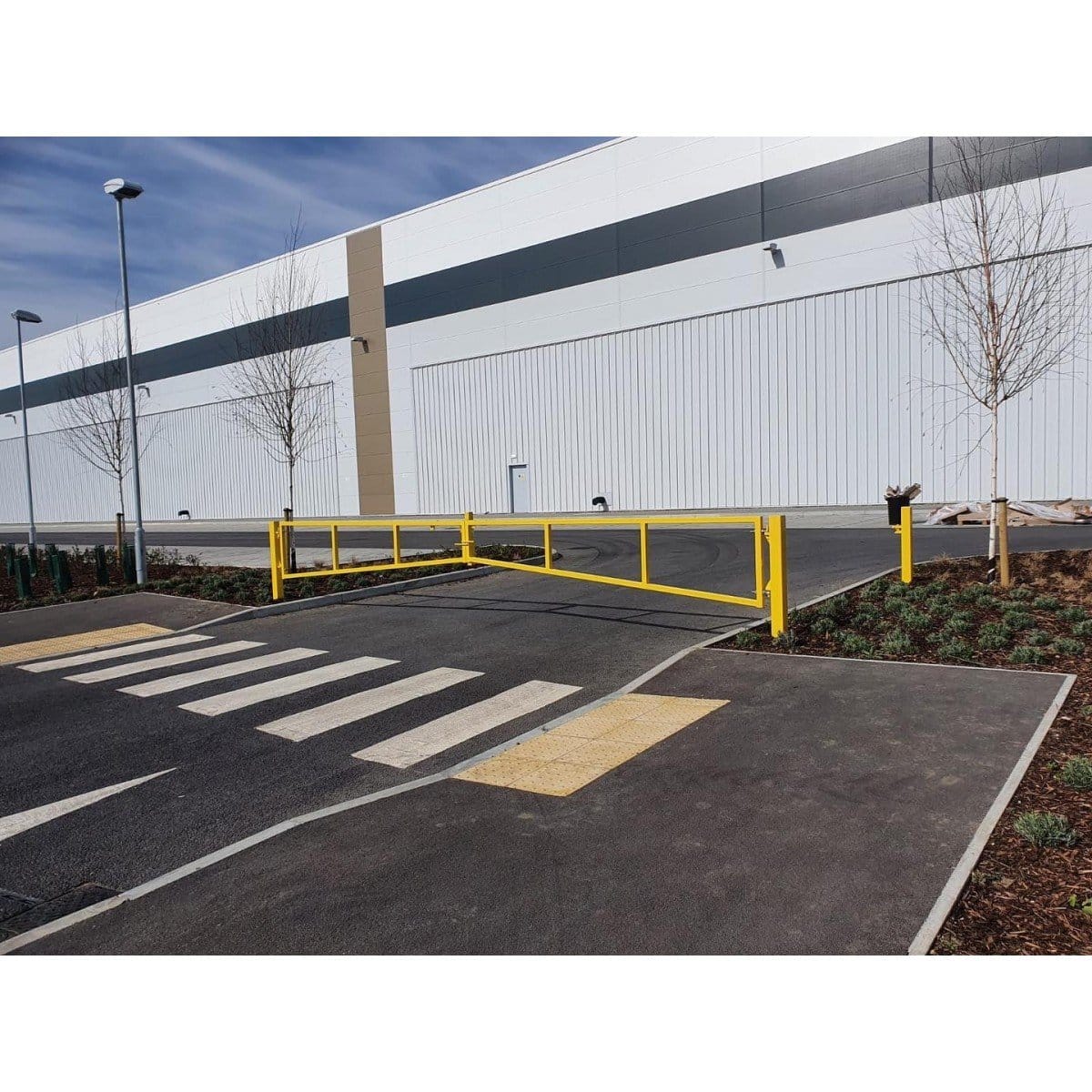 Double leaf swinging access gates