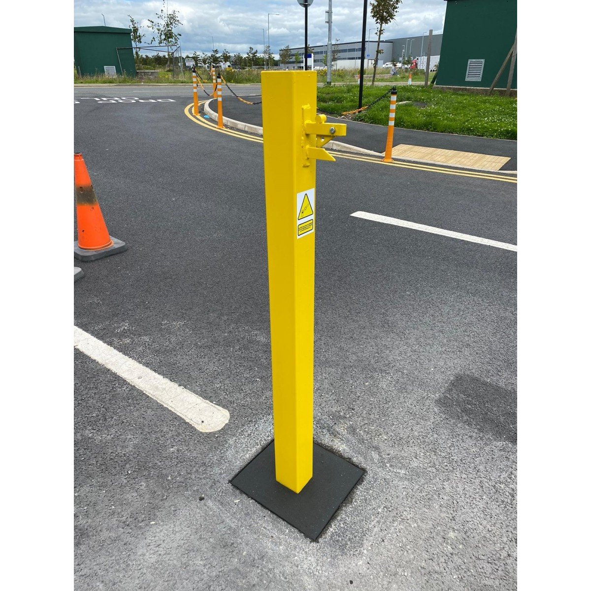 Double leaf swinging access gate arm