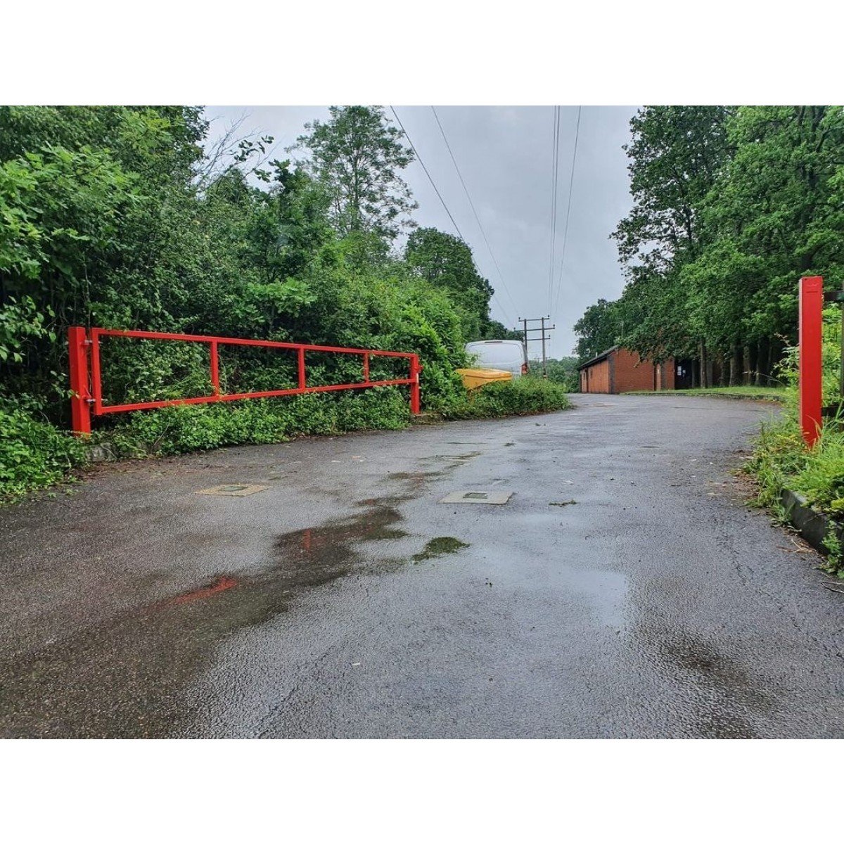 Double leaf swinging access gates