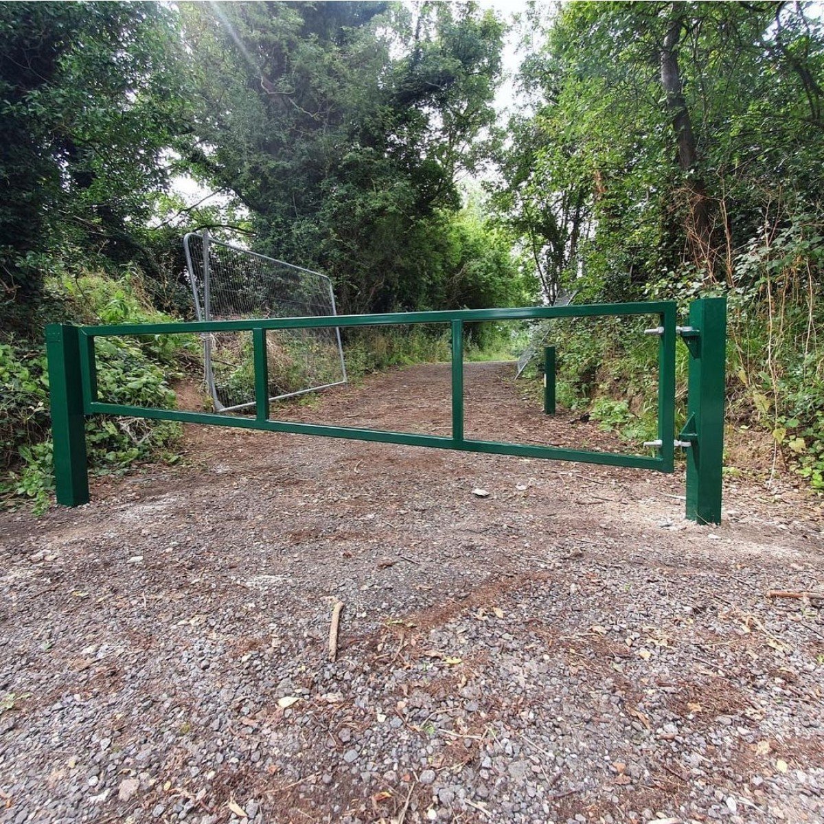 Double leaf swinging access gates