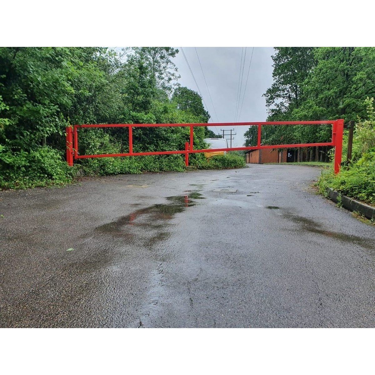 Double leaf swinging access gates