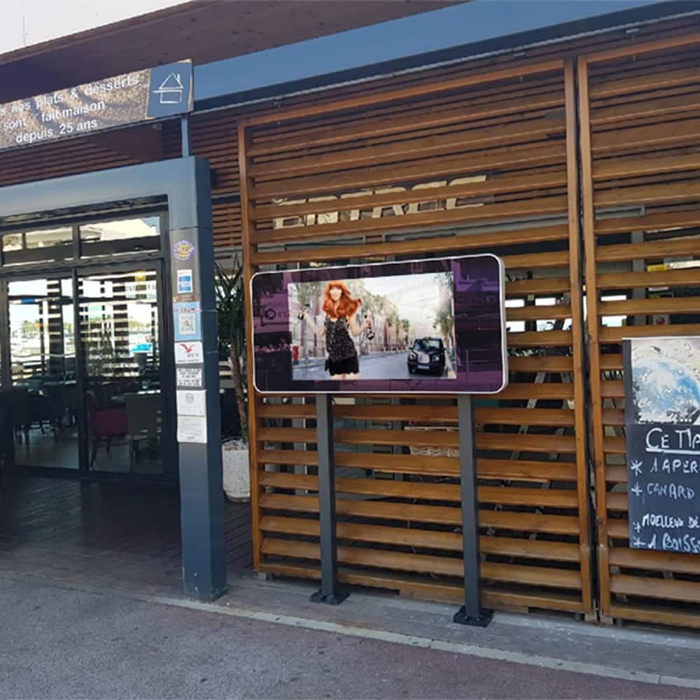 Wall mounted digital signage display