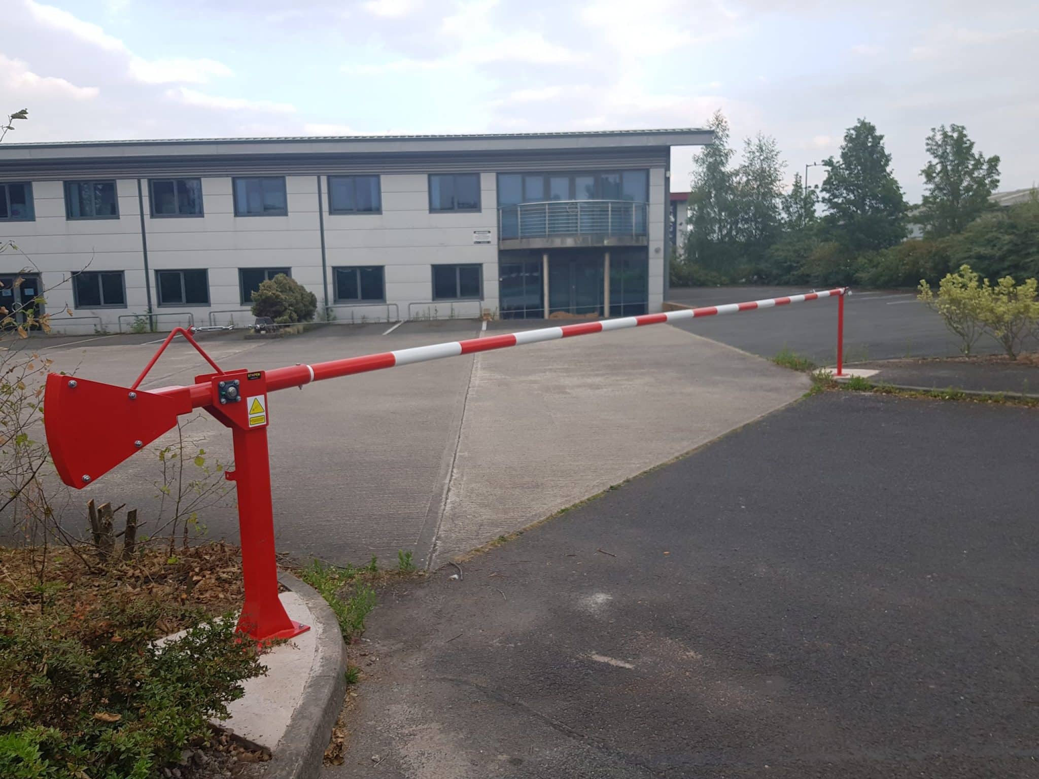 Manual Raise Arm Barriers - Heavy Duty 6.0m to 9.0m - Store Fittings Direct